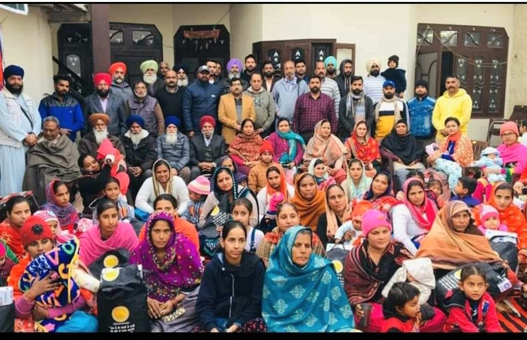 Pathalava, a voluntary organization of Ek Noor, drew up a program for giving lohri of 100 girls.
